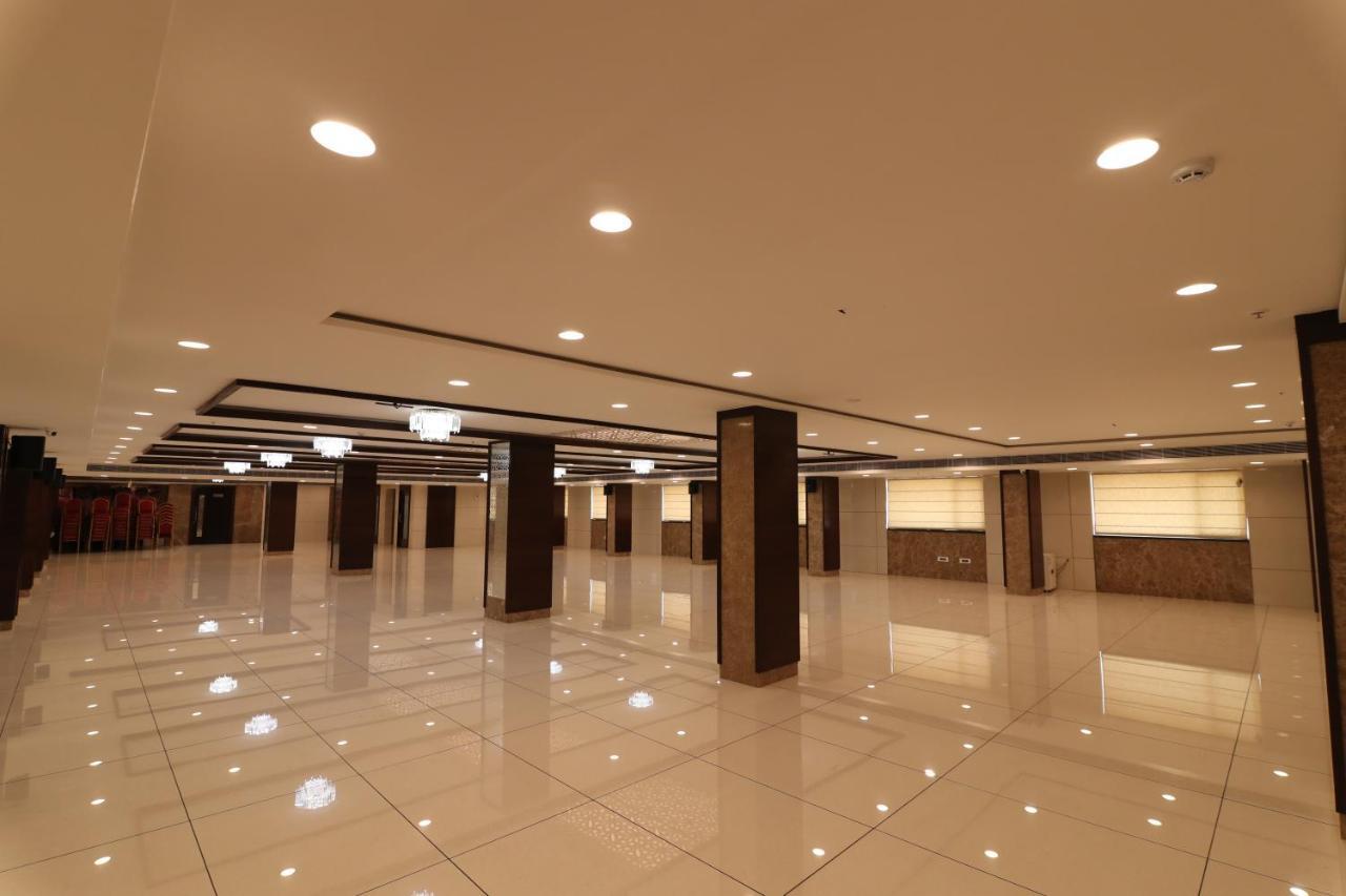 Sri Sri Sri Hotel Khammam Dış mekan fotoğraf